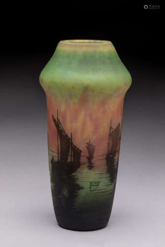 Daum Vase de forme cylindrique à renflement en verre gravé à...