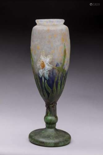 Daum <br />
Vase de forme calice sur piédouche en verre grav...