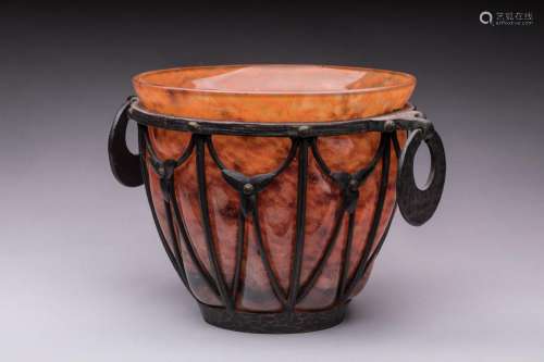 Daum et Majorelle<br />
Vase de forme conique à col ouvert e...
