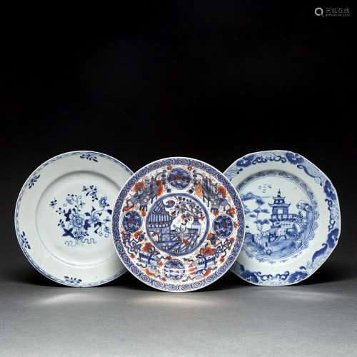 SUITE DE TROIS ASSIETTES<br />
en porcelaine, émaux bleu bla...