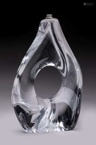 Daum<br />
Pied de lampe de forme abstraite en cristal blanc...