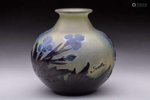 Gallé<br />
Vase de forme boule en verre gravé à l'acide à d...
