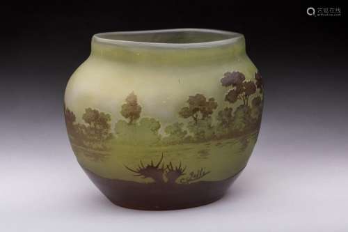 Gallé<br />
Vase de forme bombée en verre gravé à l'acide à ...