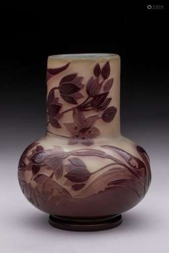 Gallé<br />
Vase de forme bombée à col droit en verre gravé ...