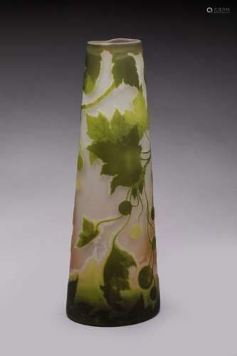 Gallé<br />
Vase de forme cylindrique à pincement en verre g...
