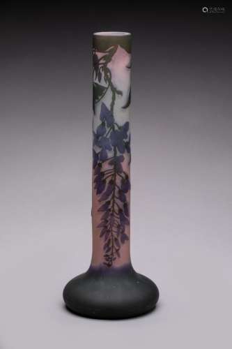 Gallé<br />
Vase soliflore à large base en verre gravé à l'a...