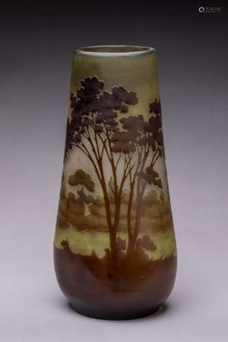 Gallé<br />
Vase de forme cylindrique en verre gravé à l'aci...