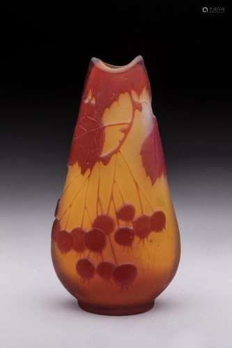 Gallé<br />
Vase de forme conique en verre gravé à l'acide à...