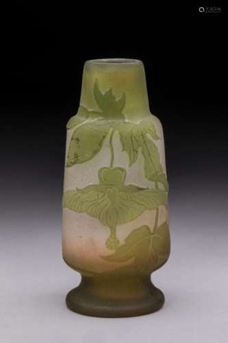 Gallé<br />
Vase de forme cylindrique sur piédouche en verre...