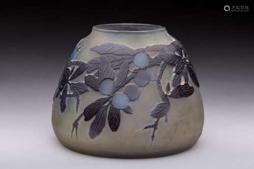 Gallé <br />
Vase de forme pansue en verre gravé à l'acide à...
