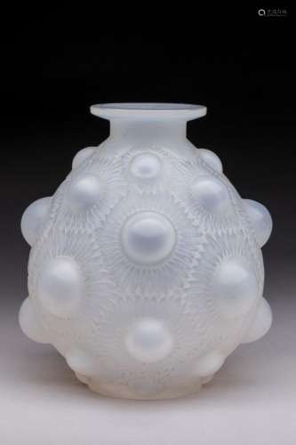 René Lalique (1860-1945)<br />
Vase modèle « Tournesols » en...