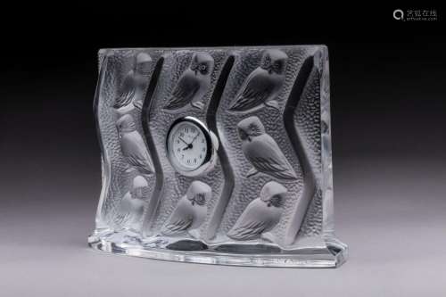 Lalique France<br />
Pendulette aux hiboux en verre moulé pr...
