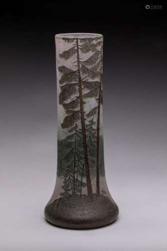 Legras <br />
Vase de forme cylindrique en verre gravé à l'a...