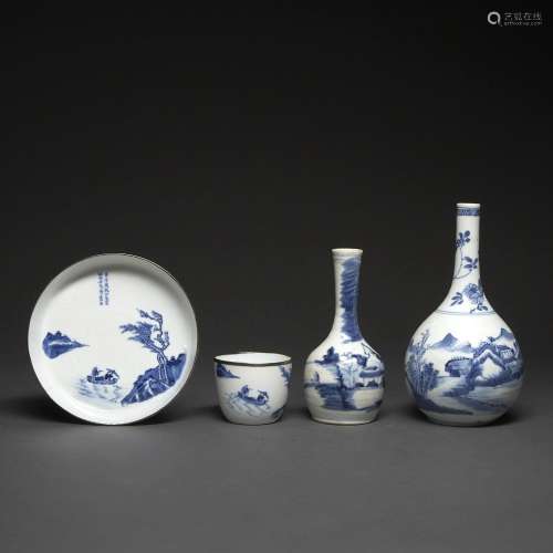 SUITE DE QUATRE PIÈCES<br />
en porcelaine et émaux bleu bla...