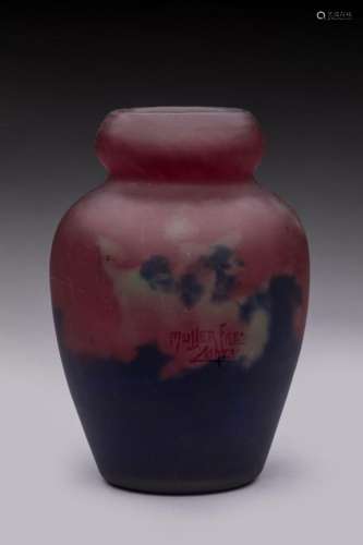 Muller <br />
Vase de forme bombée à col renflé en verre mar...