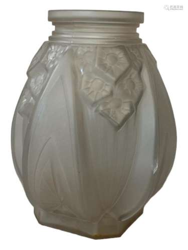 Muller<br />
Vase de verre moulé pressé à décor géométrique....