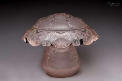 Muller<br />
Lampe de table en verre moulé pressé rose pâle ...