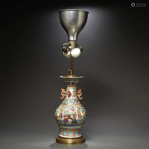 VASE BALUSTRE<br />
en porcelaine et émaux polychromes dans ...