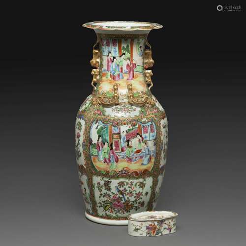 VASE BALUSTRE<br />
en porcelaine et émaux polychromes dans ...