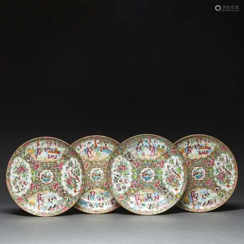 SUITE DE QUATRE ASSIETTES<br />
en porcelaine et émaux polyc...