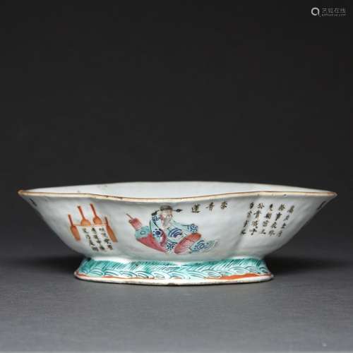 COUPE FLORIFORME SUR TALON<br />
en porcelaine et émaux poly...