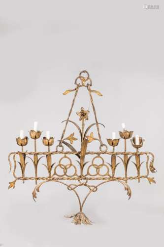 Paire de lustres baroques en fer forgé doré à long décor hor...