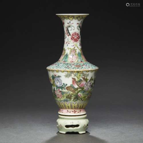 VASE BALUSTRE SOCLÉ<br />
en porcelaine et émaux famille ros...