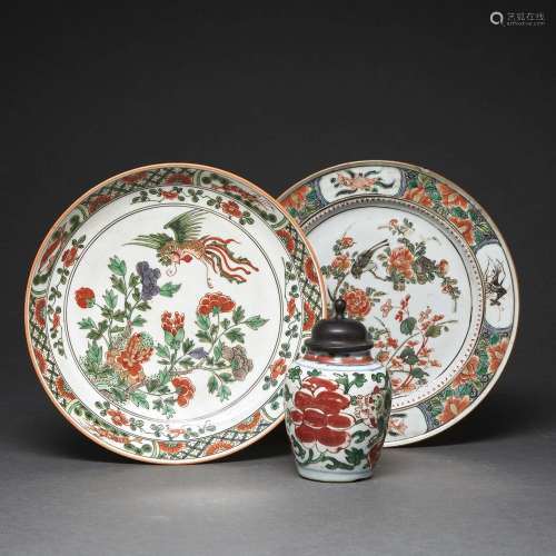 SUITE DE TROIS PIÈCES<br />
en porcelaine et émaux wucai, co...