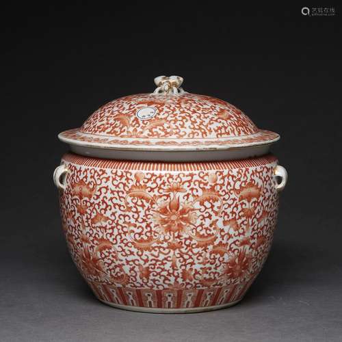 POT COUVERT<br />
en porcelaine blanche et émaux rouge de fe...