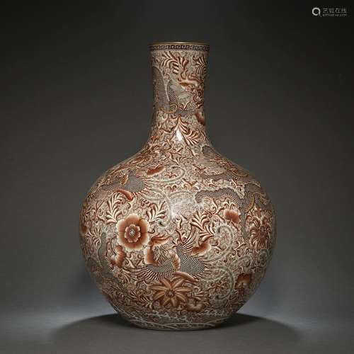 GRAND VASE TIANQIUPING<br />
en porcelaine émaillé corail et...