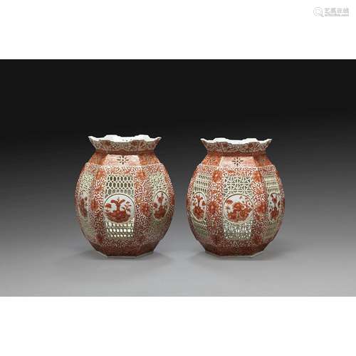 PAIRE DE LANTERNES<br />
en porcelaine, de forme hexagonale,...