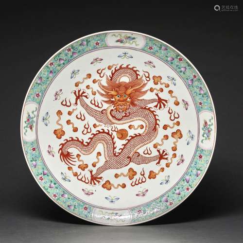 GRAND PLAT<br />
en porcelaine et émaux  polychromes dans le...