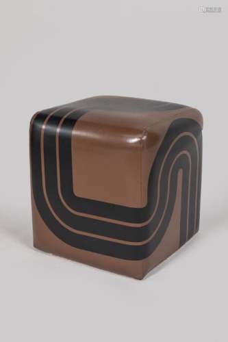 Pierre Cardin<br />
Pouf de forme carrée en vinyle de couleu...
