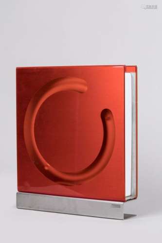 Modo<br />
Lampe sculpture en plexiglas rouge sur socle en m...