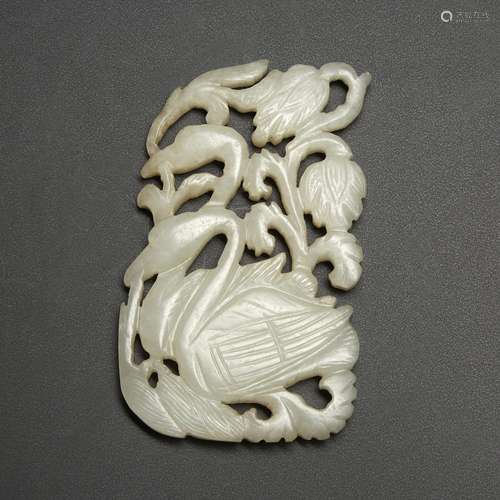 PENDENTIF<br />
en jade naphrite blanc infusé de rouille, sc...