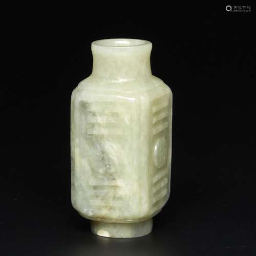 PETIT VASE QUADRANGULAIRE<br />
en jade néphrite céladon mou...