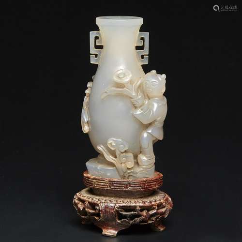 PETIT VASE BALUSTRE À DEUX ANSES<br />
en agate, sculpté en ...