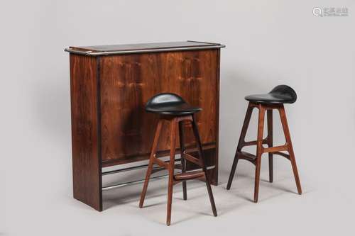 Ensemble de bar scandinave en teck :<br />
Deux tabourets pa...