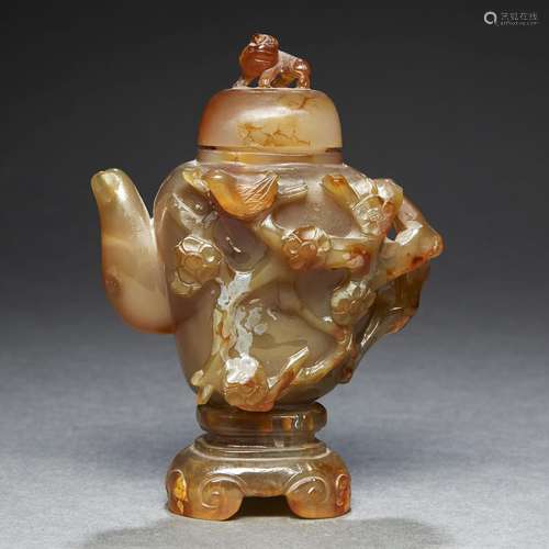 PETITE THÉIÈRE COUVERTE <br />
en agate sculptée, à décor en...