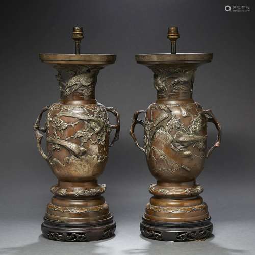 PAIRE DE VASES BALUSTRES<br />
en bronze à patine brune, à d...