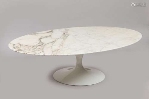 Eero Saarinen (1910-1961) <br />
Table de salon ovale modèle...