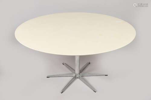 Arne Jacobsen (1902-1971)<br />
Table de salle à manger de f...