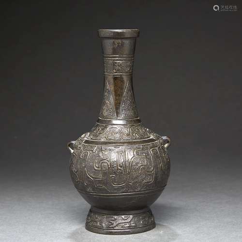 VASE<br />
en bronze, à panse ovoïde se prolongeant par un l...