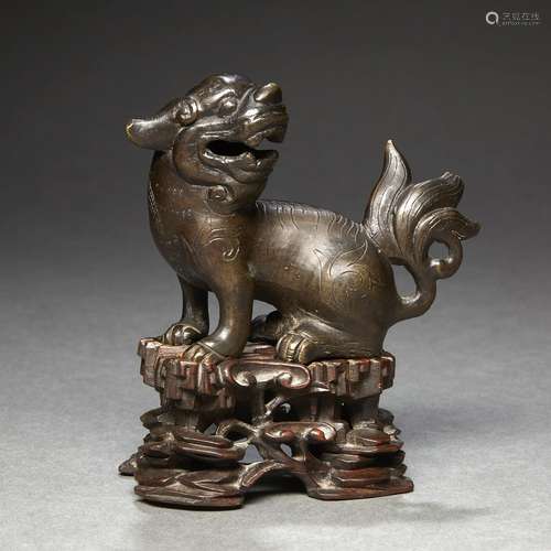 STATUETTE DE LION BOUDDHIQUE<br />
en bronze de patine brune...