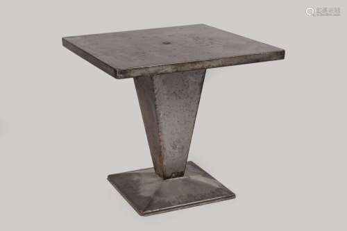 Tolix <br />
Table modèle « Kub » en métal gris à plateau ca...