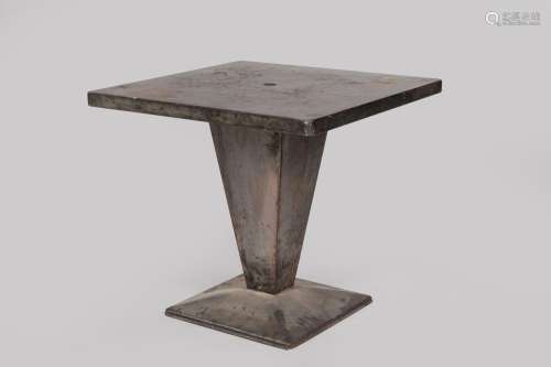 Tolix <br />
Table modèle « Kub » en métal gris à plateau ca...