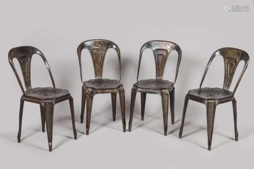 Multipl's <br />
Série de sept chaises en métal gris. Accide...