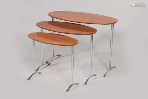 Années 1960-70<br />
Série de trois tables gigognes en bois ...