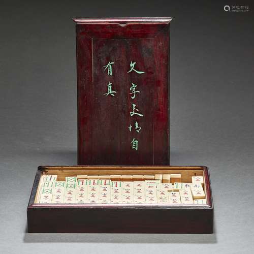 JEU DE MAHJONG<br />
en os et bambou, dans un coffret en boi...