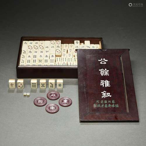 JEU DE MAHJONG<br />
en os et bambou. Dans un coffret en boi...